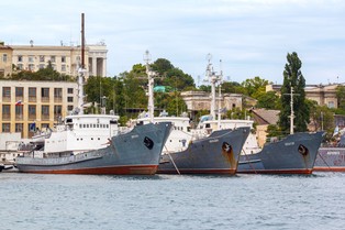 Poważne kłopoty rosyjskiego statku szpiegowskiego. Na maszt wciągnięto dwie czarne kule...