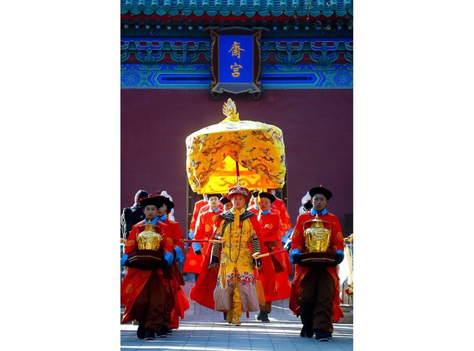 Aktorzy przebrani w tradycyjne kostiumy z czasów cesarstwa biorą udział w uroczystościach w Świątyni Ziemi w Pekinie