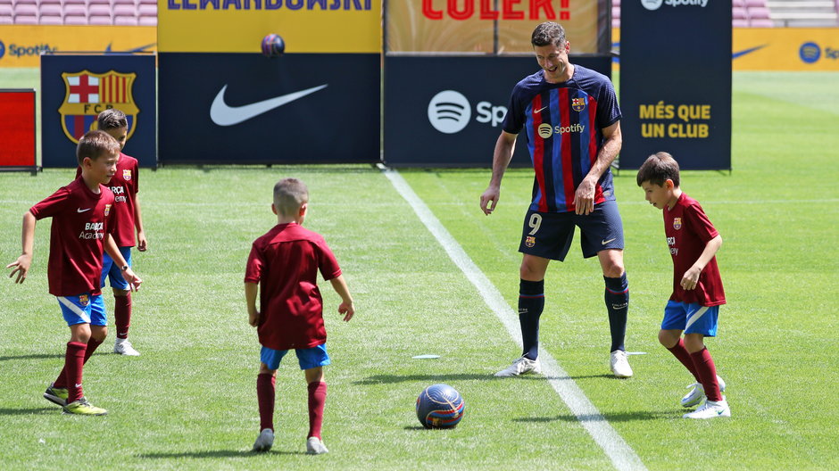 Robert Lewandowski grający z chłopcami z Barca Academy (5 sierpnia 2022 r.)