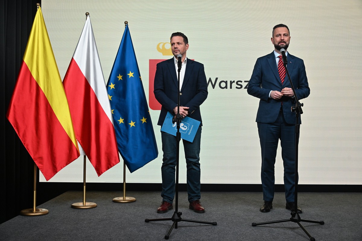 Wicepremier, minister obrony narodowej Władysław Kosiniak-Kamysz i prezydent m.st. Warszawy Rafał Trzaskowski na konferencji prasowej nt. bezpieczeństwa i ochrony ludności cywilnej