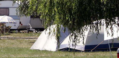 Drzewo spadło na namiot, gdy wczasowicze spali