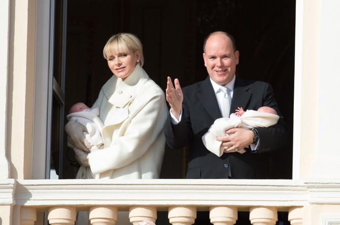 Princ Albert i princeza Šarlin sa blizancima