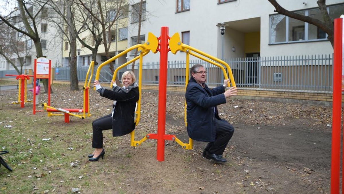 Zapachniało PRL-em. Tuż przed wyborami na warszawskim Targówku zostały otwarte dwie siłownie plenerowe. Burmistrz dzielnicy z zastępczynią osobiście je przetestowali. Dwa dni po wyborach siłownie... zniknęły. – Źle wykonano mocowania i trzeba to poprawić. Termin ich instalacji to wynik procesu przetargowego – tłumaczą władze dzielnicy.