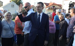 Premier w klipie wyborczym: Pokażmy, że możemy rozmawiać na argumenty, nie obrażając innych [WIDEO]