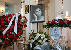 Uroczystości pogrzebowe Elżbiety Zającówny. Kościół pełen ludzi, mnóstwo kwiatów