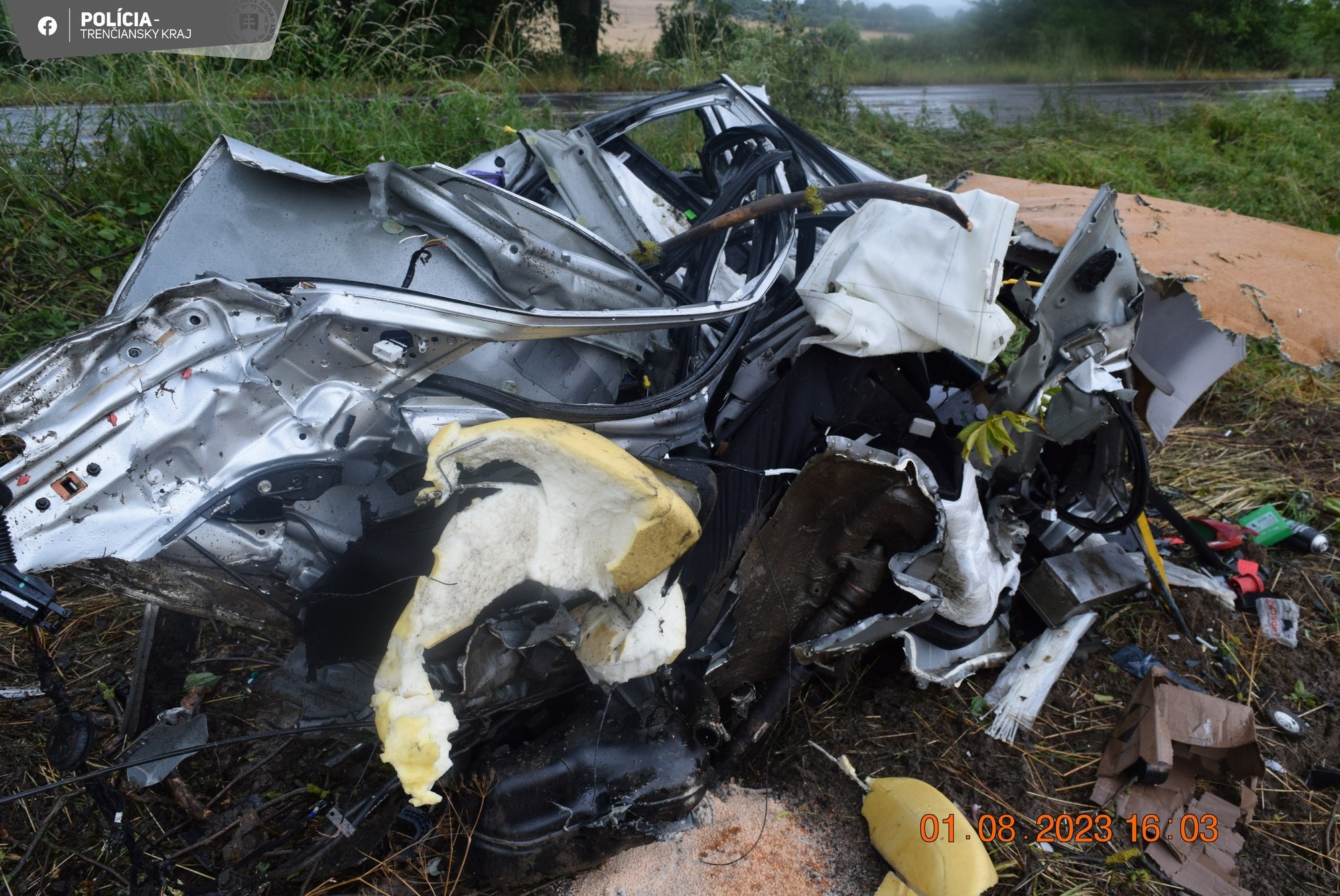 Auto po náraze do stromu roztrhlo na dve časti.