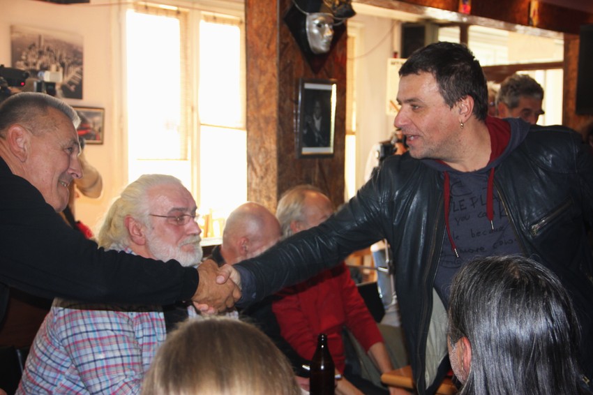 Na albumu su okupljeni muzičari različitih generacija: Zvonimir Đukić Đule