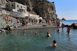 PARADAJZ TURIZAM LEVEL PRO: "DOMAĆINE, upravo su prešao igricu", zbog MEZETLUKA SA PLAŽE mreže se usijale, svi gledaju šta je poneo na kupanje i GURMANLUK za sve pare
