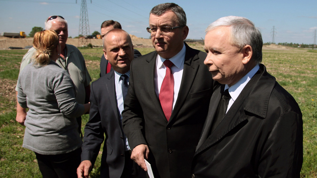 Prezes PiS Jarosław Kaczyński zadeklarował, że nadal jest za tym, by "bojkot Ukrainy przez polityków w trakcie Euro 2012 był stosowany". W jego ocenie politycy swoją obecnością nie powinni legitymizować praktyk, sprzecznych z prawami człowieka, które dzieją się na Ukrainie.