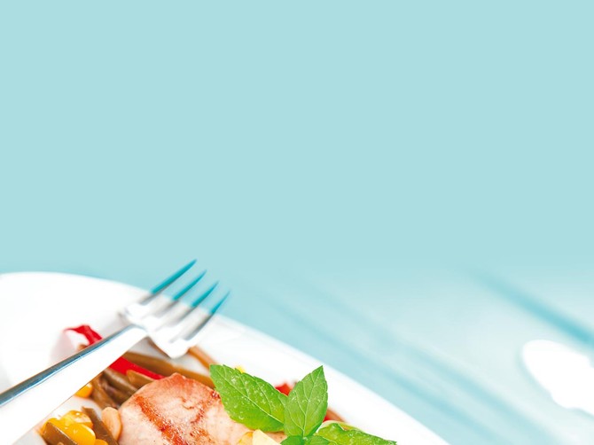 17978_stock-photo-tasty-tuna-steak-prepared-whith-fresh-vegetables-shutterstock_38320753