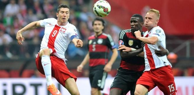 11.10.2014 WARSZAWA , STADION NARODOWY (WARSAW NATIONAL STADIUM ). ELIMINACJE EURO 2016 (UEFA EURO 2016 QUALIFICATION). MECZ POLSKA-NIEMCY (GAME POLAND - GERMANY).<br><br>
Na zdjęciu: ROBERT LEWANDOWSKI, KAMIL GLIK, ANTONIO RUDIGER FOTO RAFAL RUSEK <br>Bukmacherzy stawiają na zwycięstwo Niemców. Za każdą złotówkę wydaną na naszych sąsiadów można zarobić 1,62. Za remis można dostać 3,5 złotego. Wygrana Polaków to już zarobek prawie 6 złotych za każdą postawioną w zakładzie złotówkę.