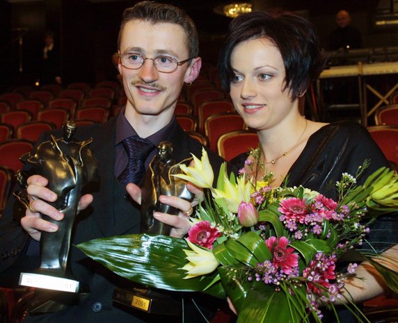 Izabela Małysz i Adam Małysz podczas ceremonii wręczenia Wiktorów (marzec 2002)