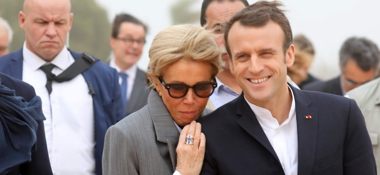 Brigitte Macron w szarym garniturze i... sportowych butach!
