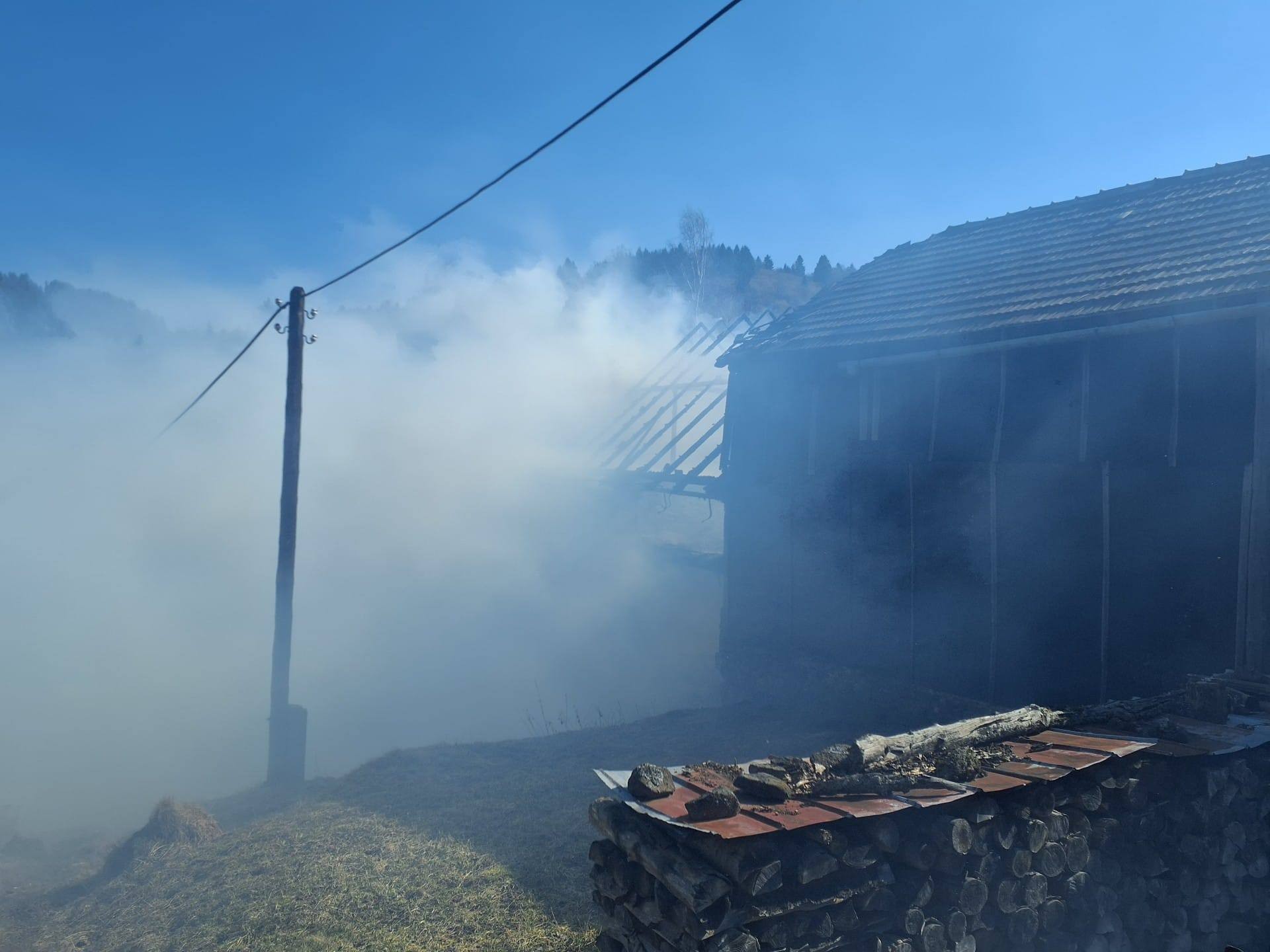 Počas požiaru domu v obci Turček sa dve osoby nadýchali splodín horenia.