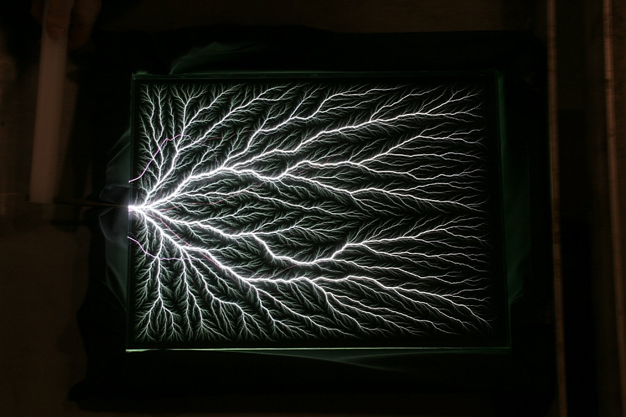 Bert Hickman tworzy wzory prądem w akrylu