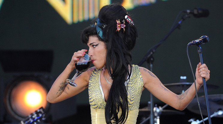 A világsztár Amy Winehouse magánéletbeli problémái elől a kábítószerhez és az italhoz menekült. /Fotó: Getty Images