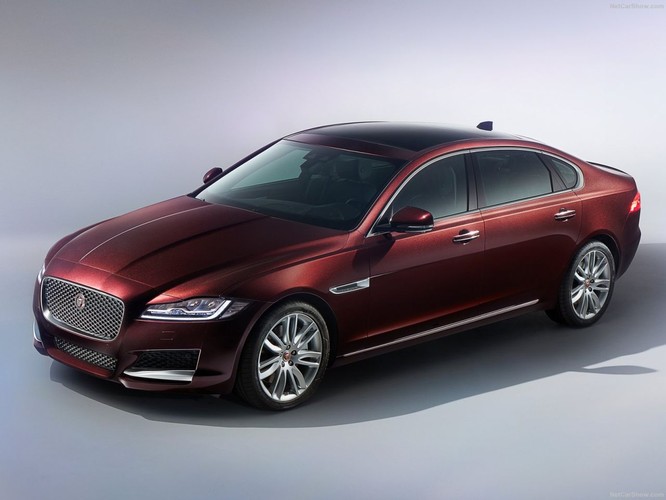 Na salonie samochodowym w Genewie zadebiutował odświeżony Jaguar XF. Samochód zyskał dwa nowe silniki benzynowe oraz jeden motor wysokoprężny. Jaguar XF w wersji czterodrzwiowej ma 4961 mm długości, 1877 mm szerokości, a rozstaw osi to 2909 mm.
<br>
Benzyniaki o aluminiowej konstrukcji oferują moc 200 i 250 KM, natomiast diesel generuje moc na poziomie 240 KM i jest pierwszym czterocylindrowym silnikiem tej marki, wyposażonym w dwie turbosprężarki w układzie twin turbo. Napęd przekazywany jest za pomocą ośmiobiegowej przekładni automatycznej.
<br>
Co jeszcze zmieniło się w odświeżonym modelu XF? Między innymi pojawiły się nowe fotele oraz technologia Dual View, dzięki której pasażer i kierowca widzą na jednym ekranie różne obrazy.