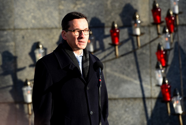 Wystąpienie premiera Mateusza Morawieckiego. Uroczystości związane z obchodami 47. rocznicy wydarzeń Grudnia`70 odbyły się przed bramą Stoczni Szczecińskiej.