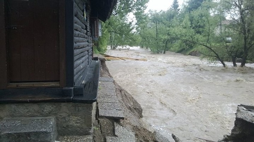 Reka nosila sve što joj se našlo na putu: Jedan od restorana građenih bez dozvole na obali Gradca
