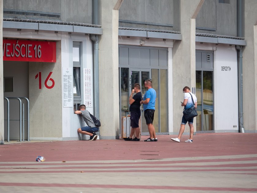 Klęcznik przed okienkiem kasy na łódzkim stadionie