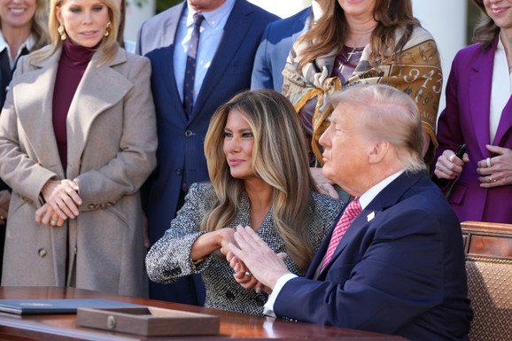(VIDEO) "DA, TVOJ JE NAJVAŽNIJI" Novi neprijatni momenat Trampa i Melanije: Ispalio je omalovažavajuću opasku, NIJE MU OSTALA DUŽNA
