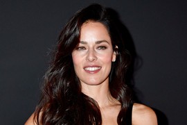 Ana Ivanović u jeku glasina o razvodu VATRENIM MODNIM IZDANJEM poslala jasnu poruku: OVU BOJU nosi samo žena koja LUDO VOLI I GORI OD STRASTI