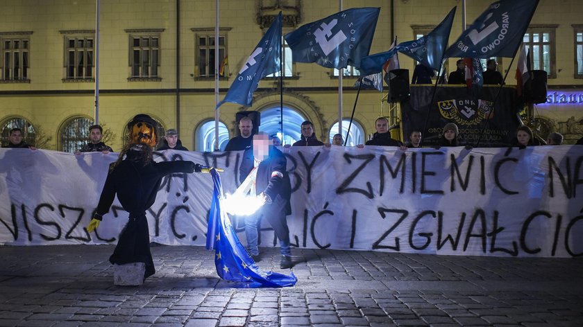 Spalił kukłę Żyda. Prokurator: wyrok za surowy