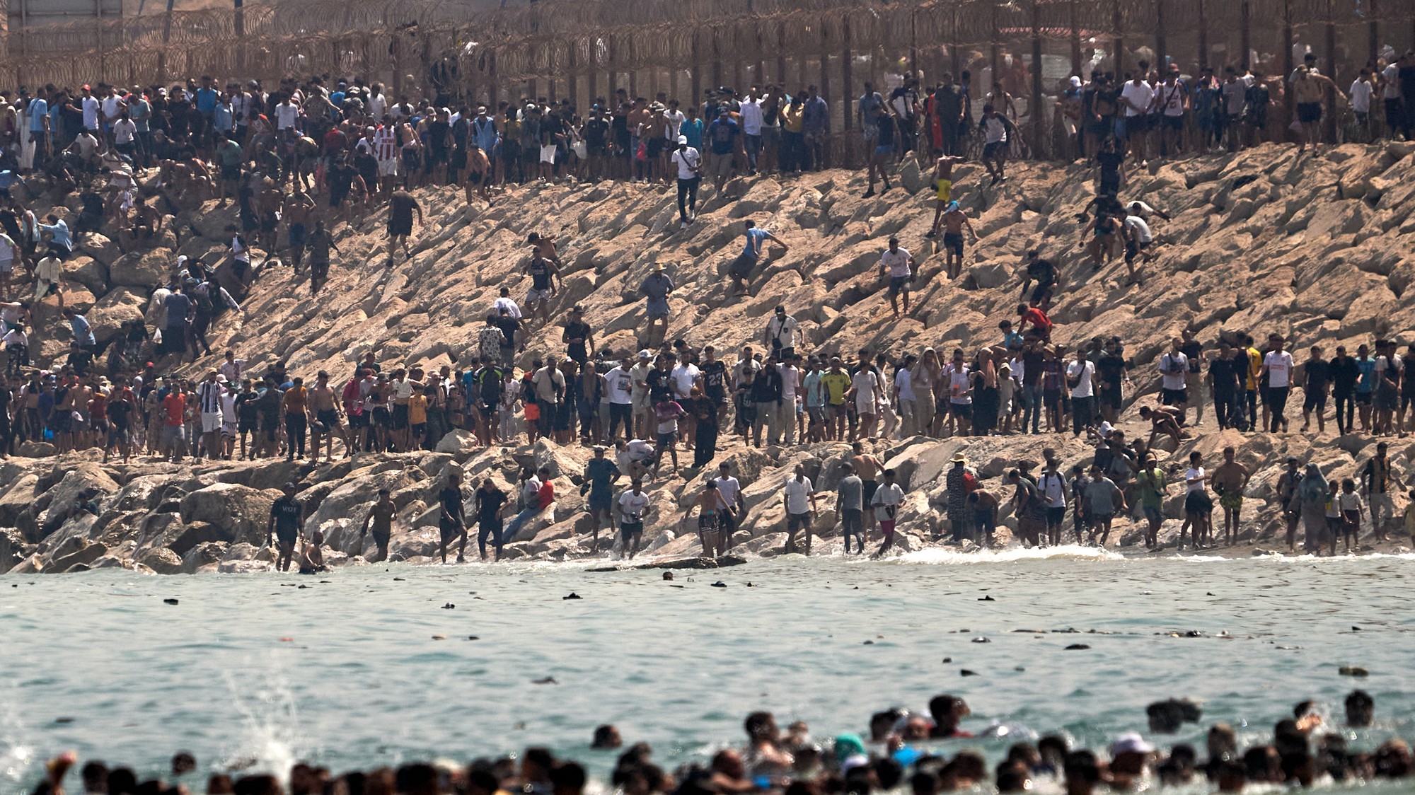 Tisíce migrantov prenikli do španielskej enklávy Ceuta. 
