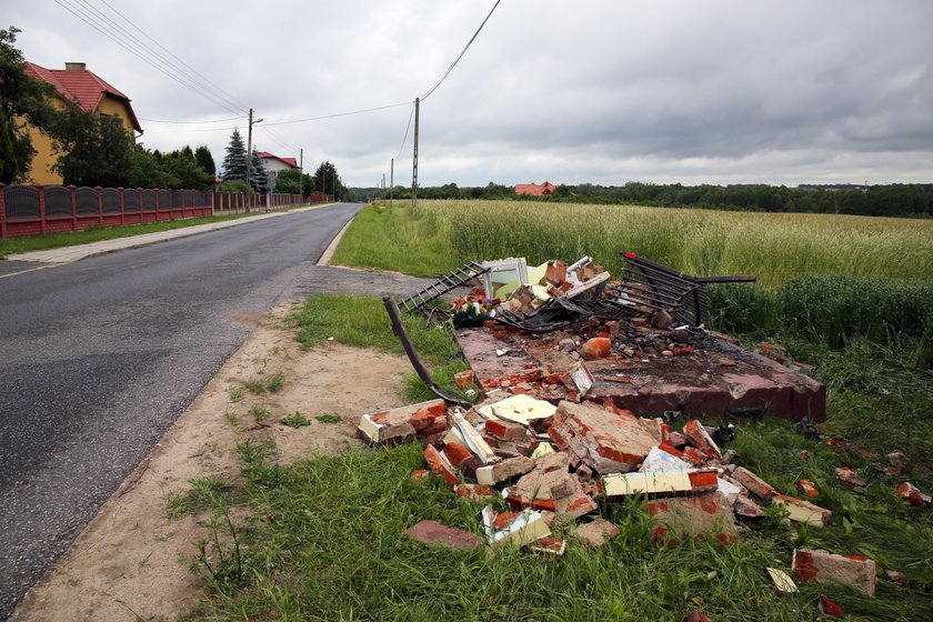 Śmierć na miejscu. 23-latek uderzył w przydrożną kapliczkę