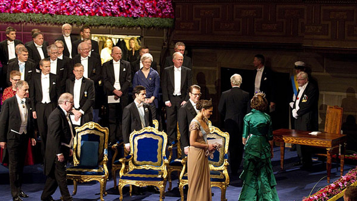 Zanim w sobotę tegoroczni laureaci Nagrody Nobla odbiorą w sztokholmskiej filharmonii z rąk króla Szwecji medale i dyplomy, uczestniczą w przygotowanym dla nich programie. Nobliści we wtorek odwiedzili Muzeum Noblowskie, gdzie w kawiarni podpisali krzesła.