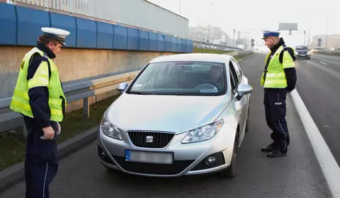 Stracisz dowód rejestracyjny i zapłacisz mandat: na co patrzą policjanci, sprawdzając stan opon?