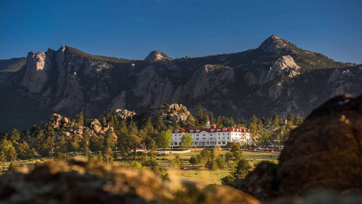 Henry Yau, który zatrzymał się wraz ze swoją żoną w znanym, nawiedzonym hotelu Stanley w Estes Park, będzie miał nietypową pamiątkę z tego pobytu. Mężczyzna zwiedzał historyczny budynek i robił zdjęcia. Na jednym z nich udało mu się uchwycić coś niesamowitego.