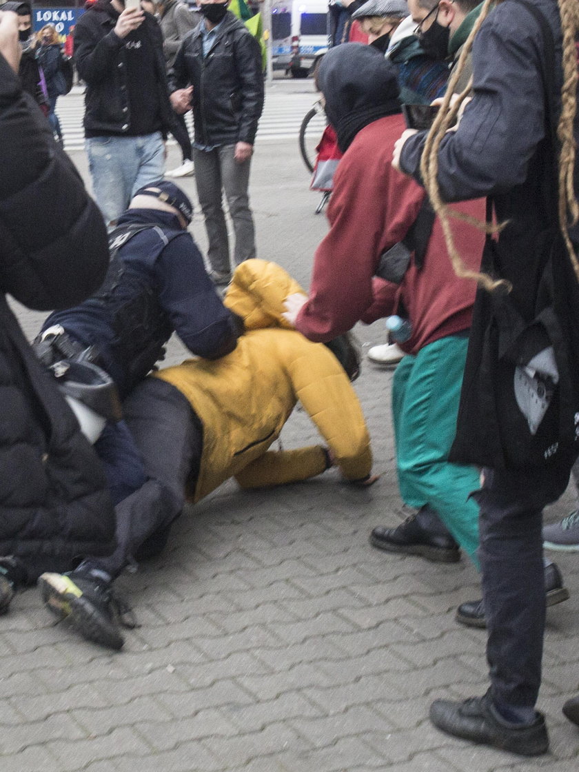 Protesty w Warszawie. 17-latek został zatrzymany przez policję. "Przycisnęli mnie twarzą do ziemi, dusiłem się"