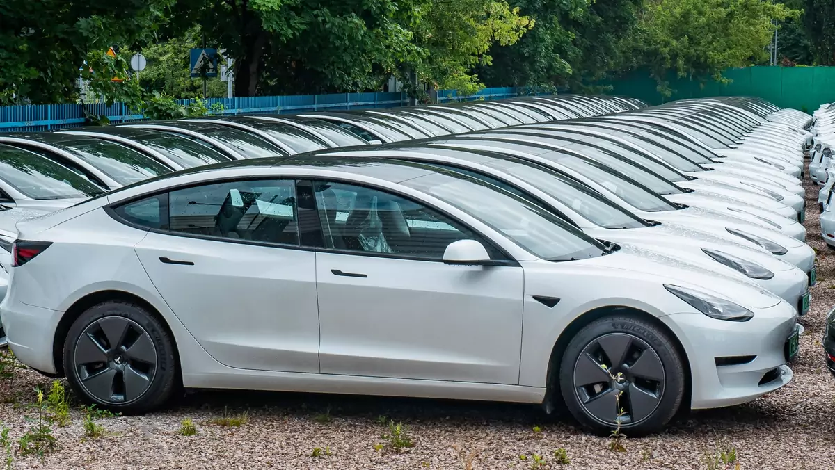 W ostatnich miesiącach Tesla produkowała więcej aut niż była w stanie sprzedać. Zwolnienia pracowników nie są zaskoczeniem 