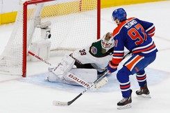 Connor McDavid w tym sezonie ligi NHL strzelił już 60 goli