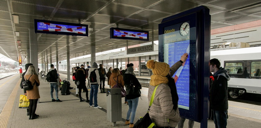 Tablice na dworcach nie działają od niemal roku! Są zaklejone taśmą!