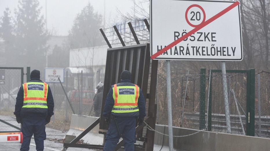 Illegális bevándorlás - Hatvanan próbáltak áttörni a röszkei közúti átkelőnél / Fotó: MTI/Molnár Edvárd 