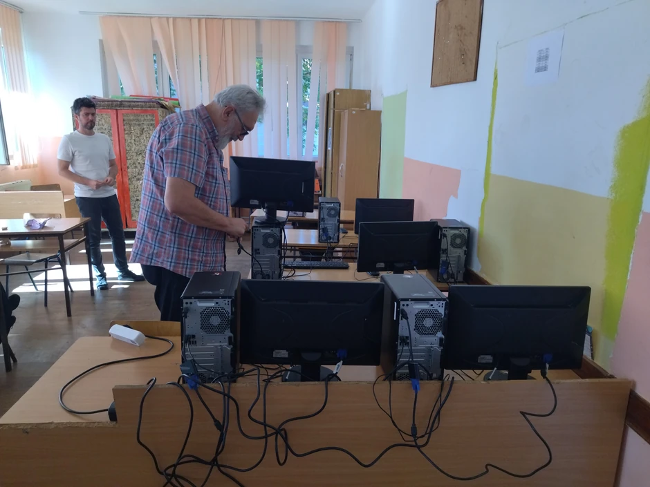 Profesor Ležaja instalira donirane računare u Pambukovici