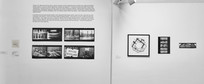 Widok wystawy Adama Rzepeckiego - "Stary Rzepecki patrzy na młodego Rzepeckiego". Od lewej: "Czy jest tu kobieta zgwałcona i mówiąca po angielsku?" (1979, ulotka z Jaszczurowej Galerii Fotografii), "Dyptyk I– IV" z serii "Kąty widzenia" (1979, fotografia), "Okrąg" (1979, fotografia), "Fotografia momentalna" (1980, fotografia) i "Palenie wzbronione" (1979, fotografia)