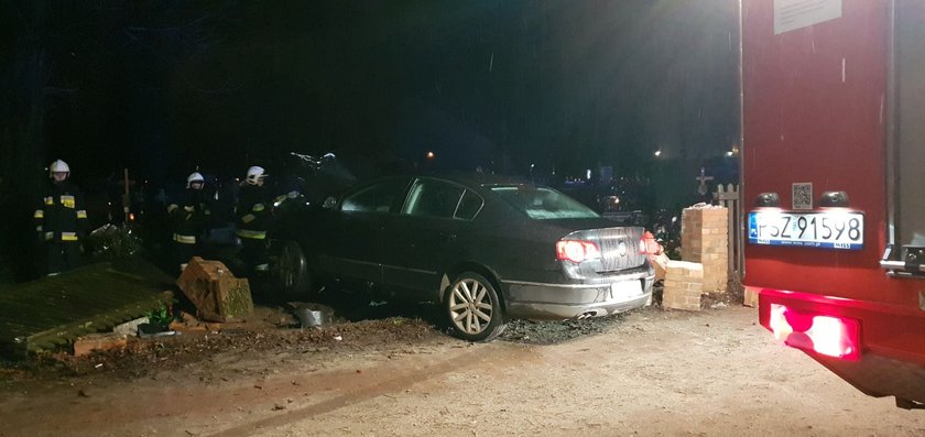 Nocny rajd zakończył się na... cmentarzu. Samochód staranował nagrobki