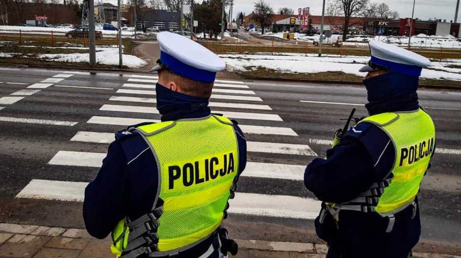 Policjanci podczas akcji "Niechronieni uczestnicy ruchu drogowego" Źródło: Policja.pl