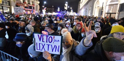 Lex TVN. Polacy wyszli na ulice. Protesty w całym kraju [RELACJA LIVE]