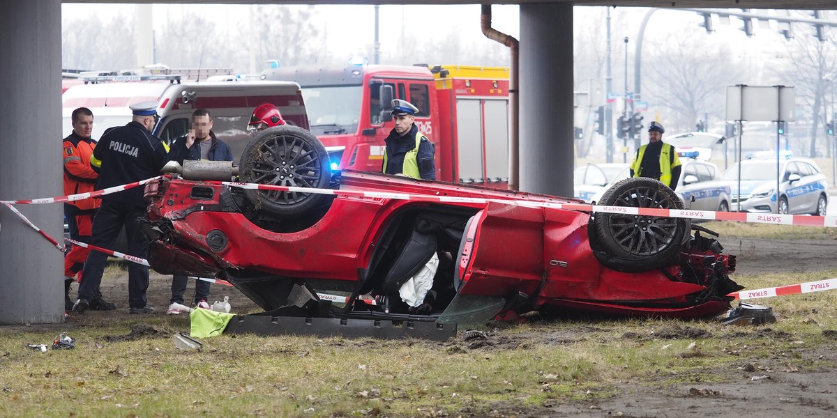 Wypadek w Łodzi. Mustang spadł z wiaduktu. W środku ojciec z dzieckiem