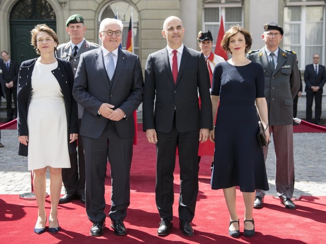 Elke Buedenbender i Frank-Walter Steinmeier oraz Alain Berset i Muriel Zeender Berset