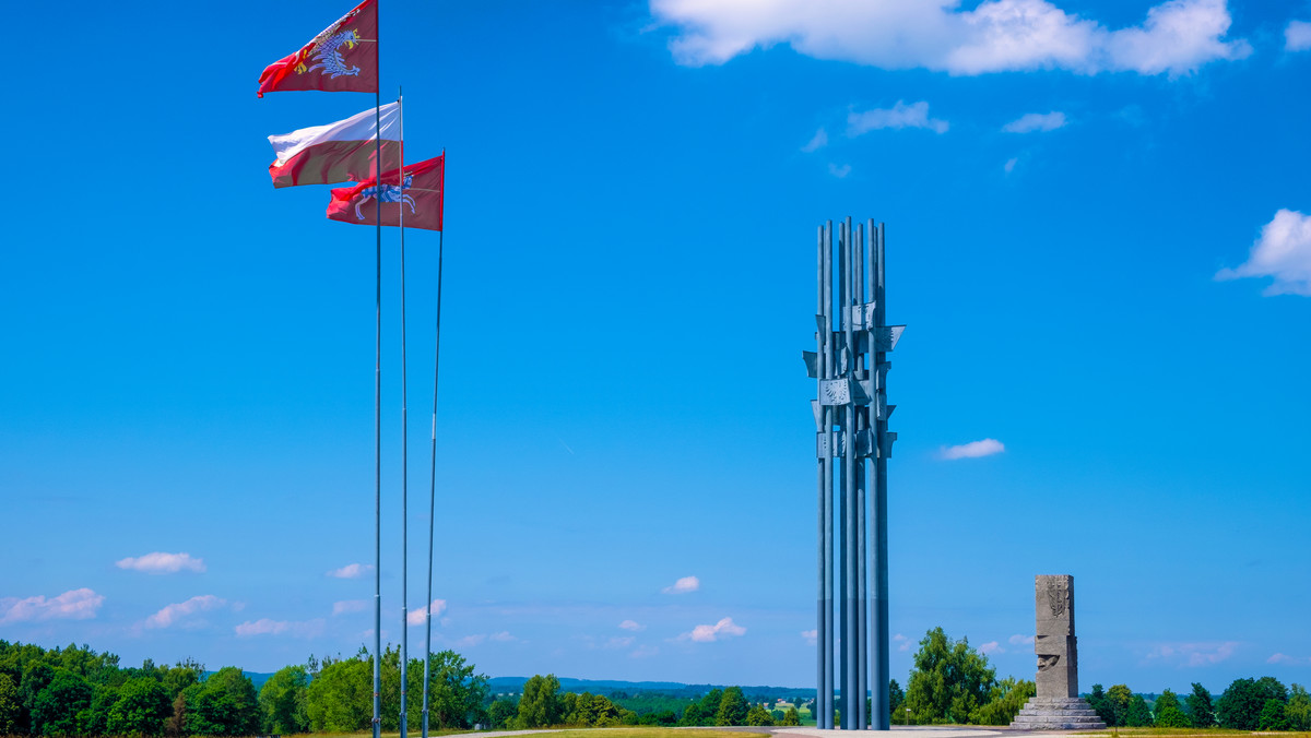 Archeolodzy i poszukiwacze amatorzy, którzy wczoraj zjechali na grunwaldzkie pola (Warmińsko-Mazurskie), będą prowadzić badania mające ustalić dokładne miejsce bitwy z 1410 r. Planują przeszukać około 80 hektarów w pobliżu wsi Grunwald.