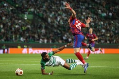 Liga Europy. VAR w roli głównej. Dwa karne, czerwona kartka i porażka Rakowa [WIDEO]