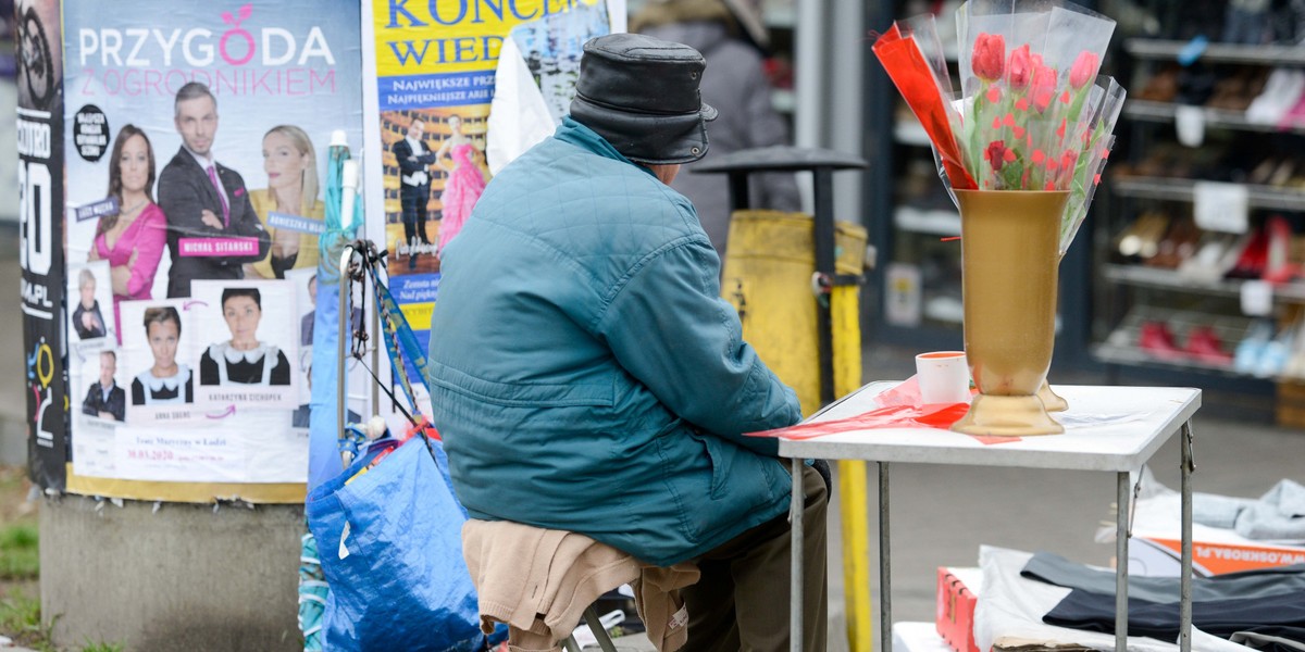 Seniorzy tracą mieszkania, bo od lat nie ma przepisów chroniących ich przed nieuczciwymi umowami na przekazanie mieszkania w zamian za rentę - pisze "Rzeczpospolita".