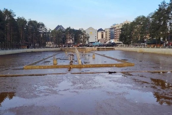 (FOTO, VIDEO) "Presušilo" Zlatiborsko jezero: Glavna atrakcija bez vode, evo o čemu se radi