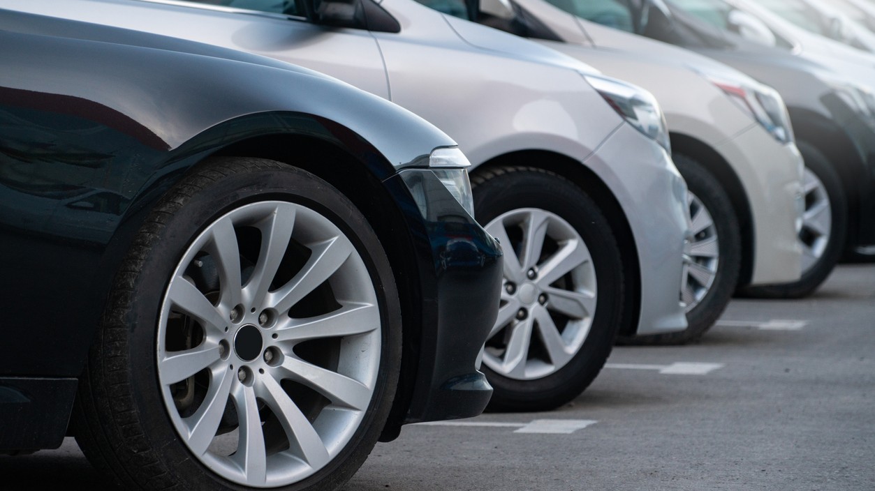 Poradíme, ako vypátrať majiteľa auta, motorky a iných vozidiel s EČV/ŠPZ (2026).