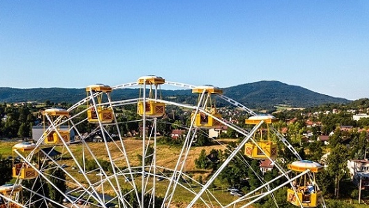 Park rozrywki Rabkoland w Rabce Zdroju (Małopolskie) zwolnił w czwartek kilkadziesiąt osób, ponieważ od piątku będzie tymczasowo nieczynny. Park musi wstrzymać działalność w związku z ogłoszeniem strefy czerwonej w powiecie nowotarskim.